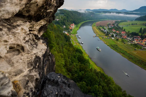 Vista desde el mirador de Bastei, hasta el río Elba y Kurort Rathen, Parque Nacional Sajón Suiza, Alemania. Niebla sobre el río Elba . — Foto de Stock