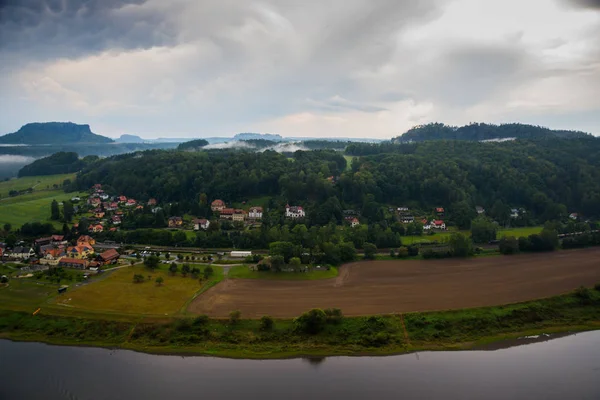 Vista desde el mirador de Bastei, hasta el río Elba y Kurort Rathen, Parque Nacional Sajón Suiza, Alemania. Niebla sobre el río Elba . — Foto de Stock