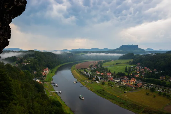 Vista desde el mirador de Bastei, hasta el río Elba y Kurort Rathen, Parque Nacional Sajón Suiza, Alemania. Niebla sobre el río Elba . — Foto de Stock