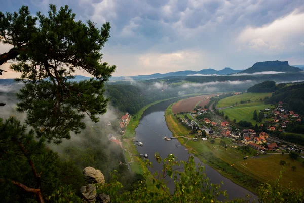 Bastei 'den Elbe Nehri' ne ve Kurort Rathen 'a, Ulusal Park Sakson İsviçre, Almanya' ya bakın. Elbe Nehri 'nin üzerinde sis var.. — Stok fotoğraf