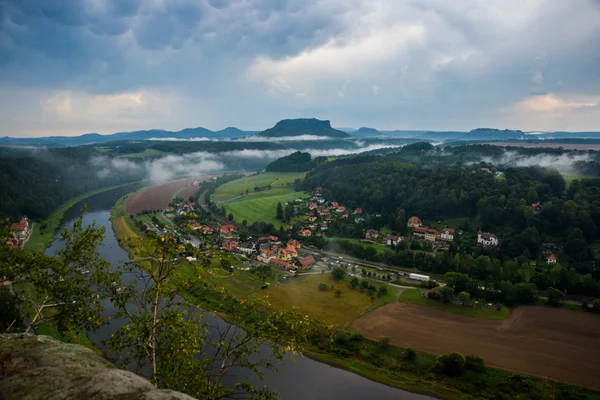Hermosa vista de Rathen resort y Elba desde Bastei en Suiza sajona, Alemania — Foto de Stock