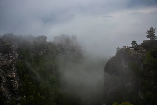 Bastei, Niemcy: Piękny krajobraz z bastey skał w Parku Narodowym Saksońskiej Szwajcarii. Mgła w górach — Zdjęcie stockowe