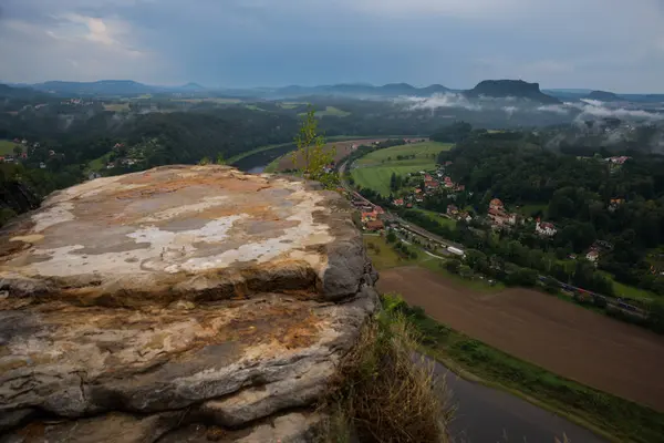 Sakson İsviçre, Almanya: Bastei 'ye, Elbe Nehri' ne ve Ulusal Park Sakson İsviçre 'ye bir bakış açısı. Elbe Nehri 'nin üzerinde sis var.. — Stok fotoğraf