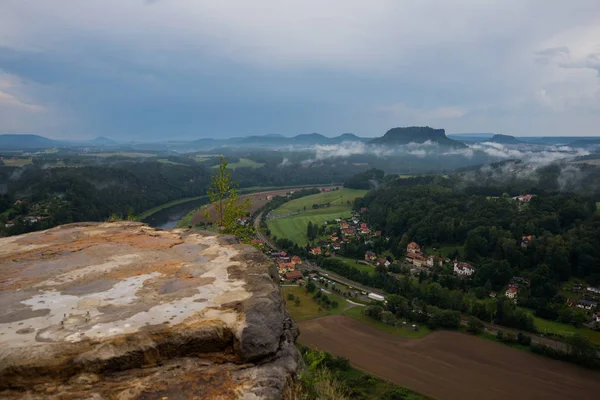 Bastei 'den Elbe Nehri' ne ve Kurort Rathen 'a, Ulusal Park Sakson İsviçre, Almanya' ya bakın. Elbe Nehri 'nin üzerinde sis var.. — Stok fotoğraf