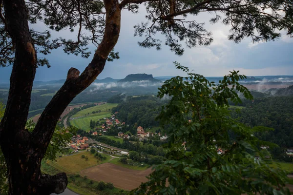 Sakson İsviçre, Almanya: Bastei 'ye, Elbe Nehri' ne ve Ulusal Park Sakson İsviçre 'ye bir bakış açısı. Elbe Nehri 'nin üzerinde sis var.. — Stok fotoğraf