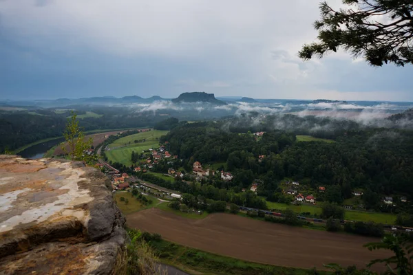 Vista desde el mirador de Bastei, hasta el río Elba y Kurort Rathen, Parque Nacional Sajón Suiza, Alemania. Niebla sobre el río Elba . — Foto de Stock