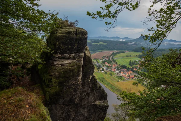 Suiza sajona, Alemania: Vista desde el mirador de Bastei, hasta el río Elba y Kurort Rathen, Parque Nacional Sajón Suiza. Niebla sobre el río Elba . — Foto de Stock