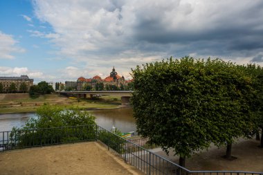 Dresden, Almanya: Güzel tarihi Dresden Saksonya kasabası. Şehir merkezindeki ünlü turistik mekanın manzarası