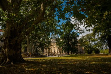 Dresden, Almanya: Sanat Akademisi 'nin en tepesinde altın bir heykel bulunan binası.