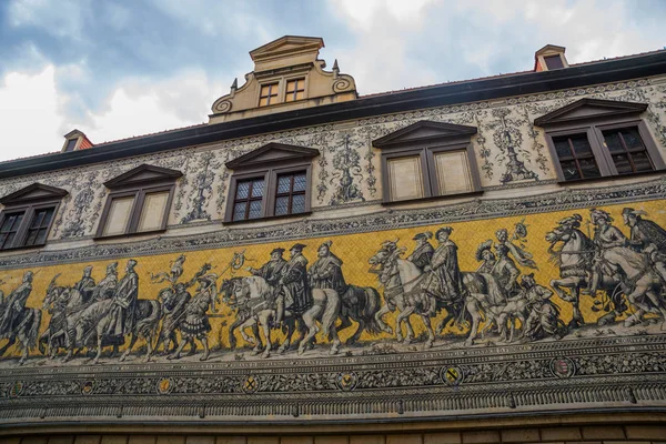 Dresden, Alemanha: Furstenzug-Procissão de Príncipes, 1871-1876, 102 metros, 93 pessoas- é um mural gigante decora a parede . — Fotografia de Stock