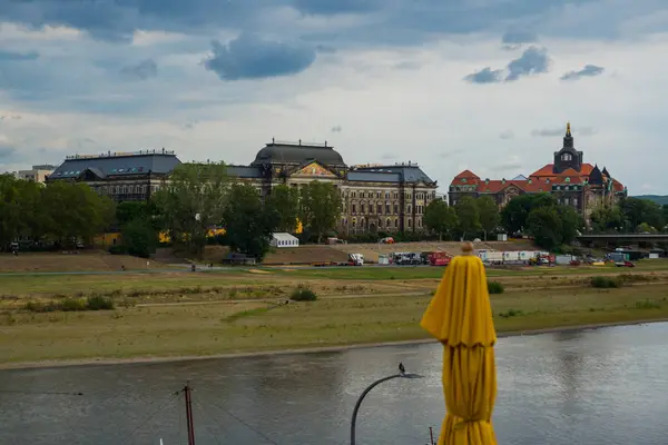 Drezno, Niemcy: Piękne krajobrazy od nabrzeża do starego miasta, zabytkowego centrum i rzeki Łaby w Dreźnie. — Zdjęcie stockowe