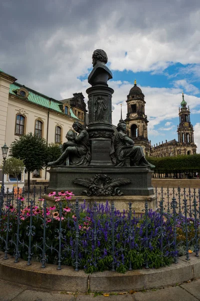 Drážďany, Německo: Krásné historické staré město Drážďany Sasko. Pohled na slavnou turistickou atrakci v centru města — Stock fotografie