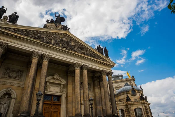 Dresden, Németország: Gyönyörű történelmi óváros Drezda Szászország. Kilátás a híres turisztikai attrakció a város központjában — Stock Fotó