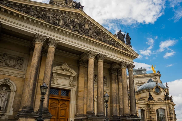 Dresden, Duitsland: Prachtige historische binnenstad van Dresden Saksen. Uitzicht op de beroemde toeristische attractie in het stadscentrum — Stockfoto