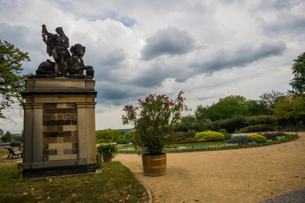 DRESDEN, ALEMANIA: Hermoso parque con macizos de flores y flores en el casco antiguo en el centro histórico —  Fotos de Stock