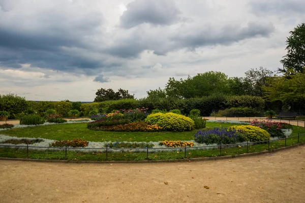 DRESDEN, ALEMANIA: Hermoso parque con macizos de flores y flores en el casco antiguo en el centro histórico —  Fotos de Stock