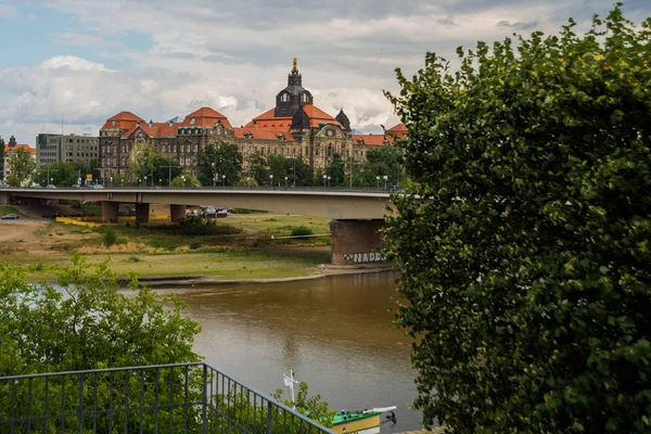 DRESDEN, ALEMANIA: Hermoso paisaje desde el paseo marítimo hasta el casco antiguo, el centro histórico y el río Elba en Dresde . — Foto de Stock