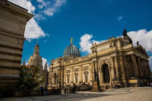 Dresden, Alemanha: Vista de Frauenkirche para An der Frauenkirche Street com Academia de Belas Artes de Dresden — Fotografia de Stock