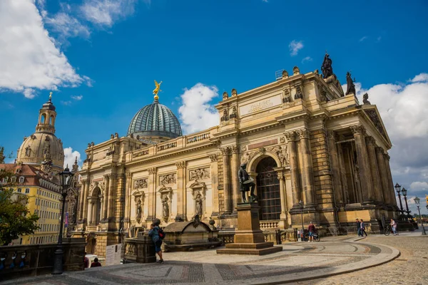 Dresden, Tyskland: Utsikt från Frauenkirche mot An der Frauenkirche Street med Academy of Fine Arts i Dresden — Stockfoto