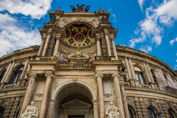Malowniczy letni widok na Operę Semperską w Dreźnie, Saksonia, — Zdjęcie stockowe