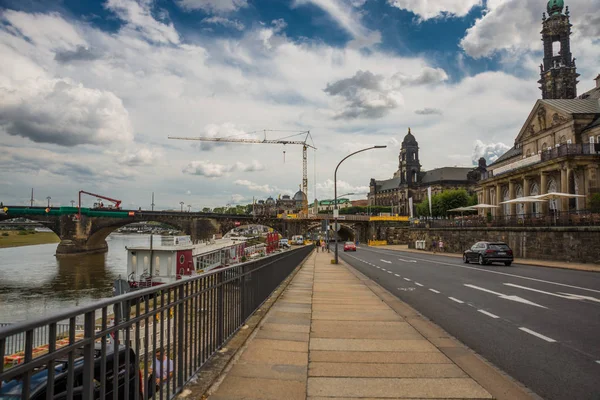 Dresden, Alemanha: Bela vista da orla para a cidade velha. Terraço Bruhl — Fotografia de Stock