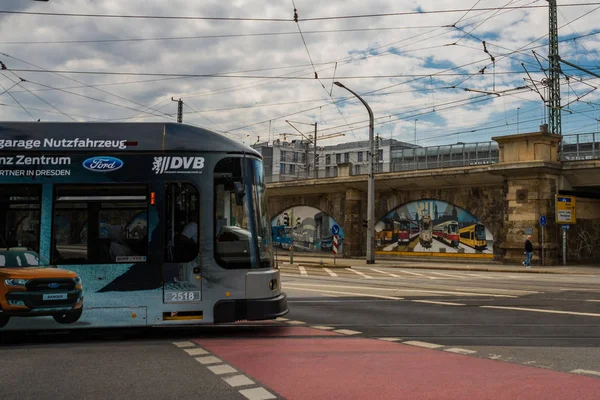 Drezno, Niemcy: Piękne graffiti na ścianie mostu w Dreźnie. — Zdjęcie stockowe