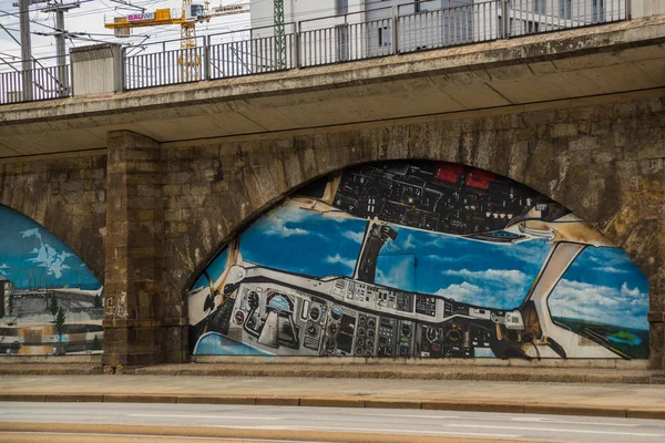 Dresden, deutschland: schöne graffiti an der wand der brücke in dresden. — Stockfoto