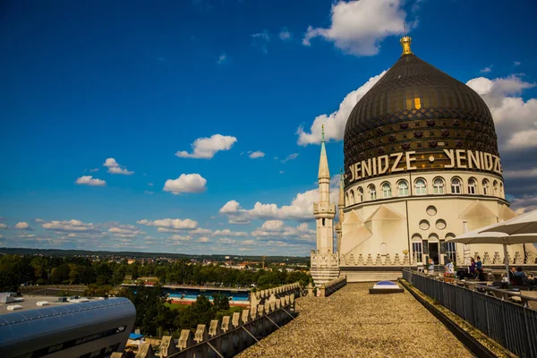 DRESDEN, GERMANY: The Yenidze building in Dresden, Yenidze is the name of a former cigarette factory building which borrows design elements from mosques. — Stock Photo, Image