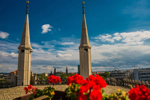 DRESDEN, ALEMANIA: El edificio Yenidze en Dresde, Yenidze es el nombre de un antiguo edificio de la fábrica de cigarrillos que toma prestados elementos de diseño de mezquitas . — Foto de Stock