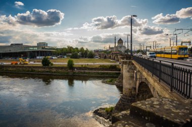Dresden, Almanya: Dresden, Yenidze 'deki Yenidze binası camilerden tasarım ögeleri ödünç alan eski bir sigara fabrikası binasının adı.