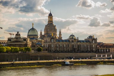 Dresden, Almanya: Rıhtımdan eski kasabaya, tarihi merkeze ve Dresden 'deki Elbe Nehri' ne kadar güzel bir manzara.