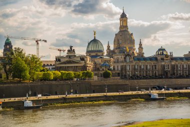 Elbe Nehri setin Dresden, Saksonya, Almanya ile tarihi kent mimarisinin doğal yaz görünümü