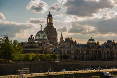 Elbe Nehri setin Dresden, Saksonya, Almanya ile tarihi kent mimarisinin doğal yaz görünümü