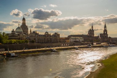 Dresden, Almanya: Rıhtımdan eski kasabaya, tarihi merkeze ve Dresden 'deki Elbe Nehri' ne kadar güzel bir manzara.