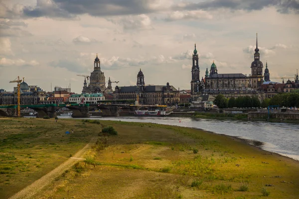 Дрезден, Німеччина: прекрасні пейзажі від набережної до старого міста, історичний центр і річка Ельба в Дрездені.. — стокове фото