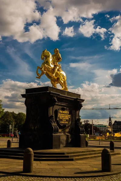 Dresden, Duitsland: The Golden Rider - Goldener Reiter. Het is een verguld ruiterstandbeeld van Augustus de Sterke uit 1743, een van de bekendste bezienswaardigheden van Dresden.. — Stockfoto