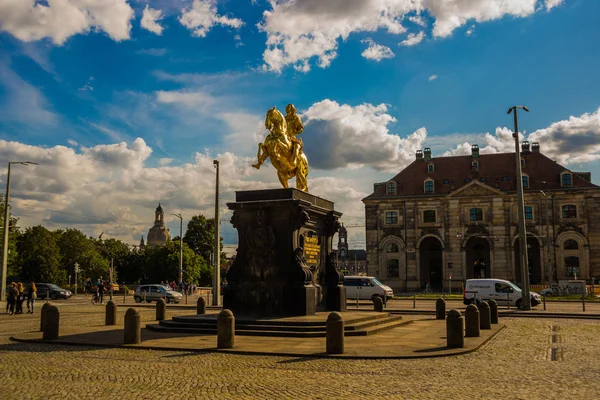 ドレスデン、ドイツ:ゴールデンライダー-ゴールデンライター。ドレスデンで最も有名なランドマークの一つである1743年からのアウグストゥス強王の黄金の騎馬像です。. — ストック写真