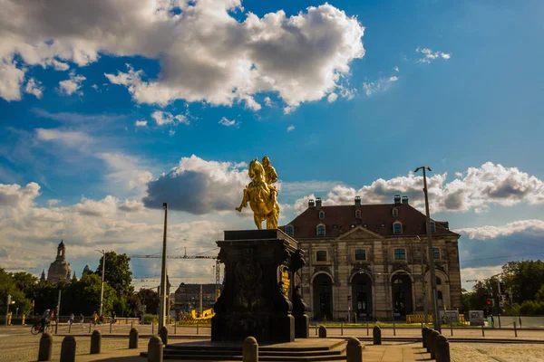 Озил, Германия: Золотой всадник - Голенда. Это позолоченная конная статуя Августа Сильного 1743 года, одна из самых известных достопримечательностей Дрездена. . — стоковое фото