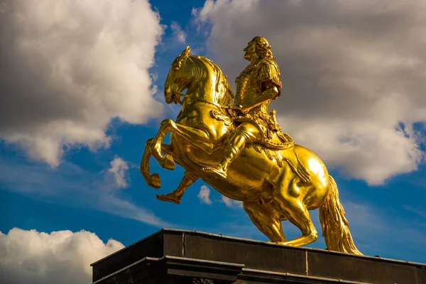 Dresde, Alemania: The Golden Rider - Goldener Reiter. Es una estatua ecuestre dorada de Augusto el Fuerte de 1743, uno de los monumentos más conocidos de Dresde. . — Foto de Stock