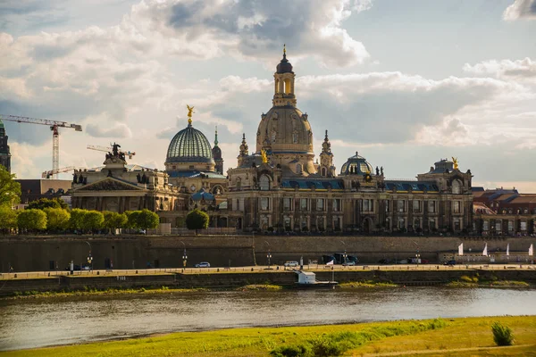 Schilderachtige zomer uitzicht op de oude stad architectuur met Elbe rivier Dijk in Dresden, Saksen, Duitsland — Stockfoto