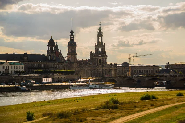 Vista panorámica de verano de la arquitectura del casco antiguo con terraplén del río Elba en Dresde, Sajonia, Alemania —  Fotos de Stock