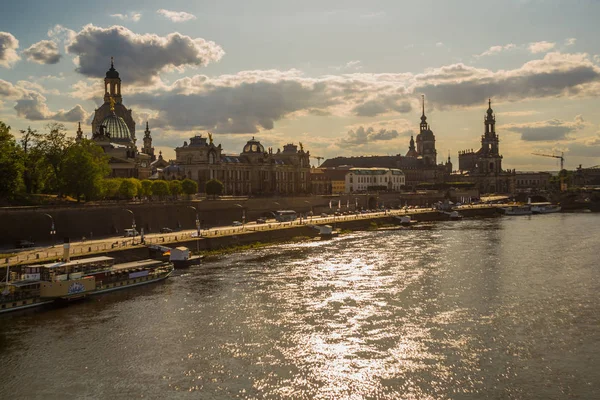 Elbe Nehri setin Dresden, Saksonya, Almanya ile tarihi kent mimarisinin doğal yaz görünümü — Stok fotoğraf