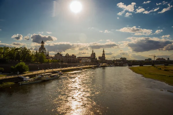 Elbe Nehri setin Dresden, Saksonya, Almanya ile tarihi kent mimarisinin doğal yaz görünümü — Stok fotoğraf