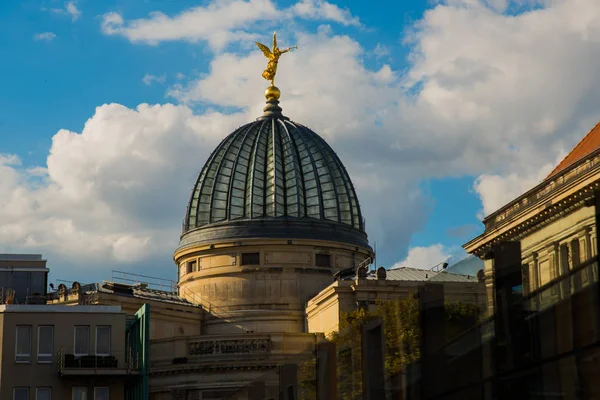 Дрезден, Німеччина: Будівля Академії мистецтв з золотою скульптурою зверху.. — стокове фото