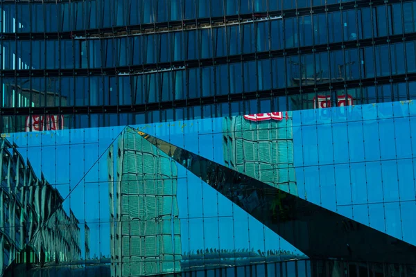 Berlijn, Duitsland: De moderne glazen gebouwen van uiteenlopende aard aan het Hauptbahnhof, Centraal Station — Stockfoto