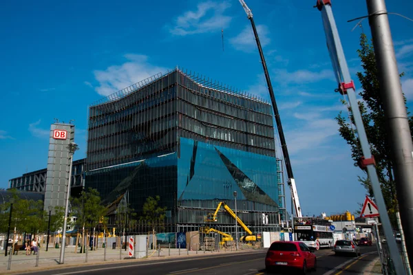 Berlín, Německo: Moderní skleněné budovy různých účelů na Hauptbahnhof, centrální nádraží — Stock fotografie