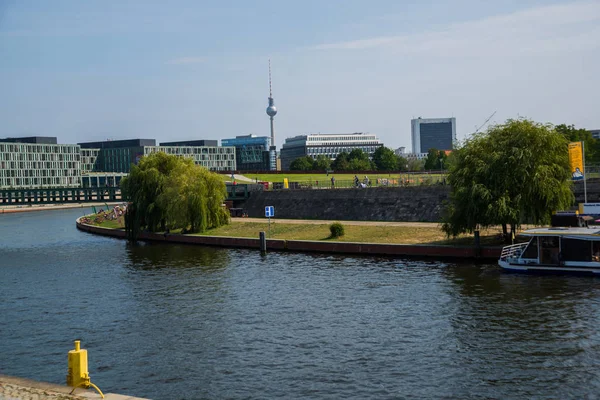 德国柏林：Fernsehturm 。 德国首都城市景观与电视塔. — 图库照片