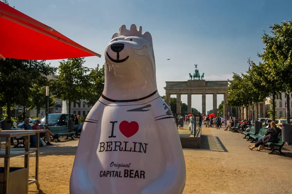 Berlín, Alemania: La escultura del oso polar está en la Puerta de Brandeburgo, con la inscripción I love Berlin . — Foto de Stock