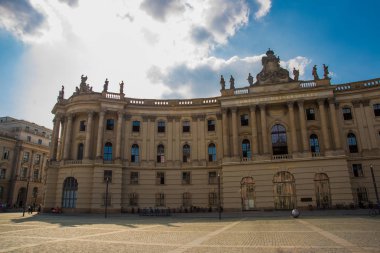 Berlin, Almanya: Humboldt Üniversitesi 1810 yılında kurulan Berlin 'in en eski üniversitelerinden biridir. Kraliyet Kütüphanesi, şimdi Hukuk Fakültesi 'nin koltuğu..