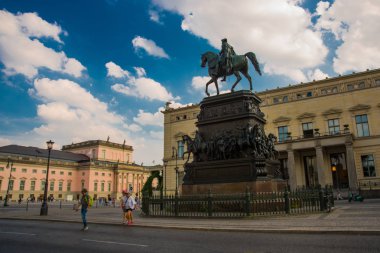 Berlin, Almanya: Büyük Frederick 'in karlı bir caddedeki Unter den Linden Bulvarı' ndaki binicilik heykeli